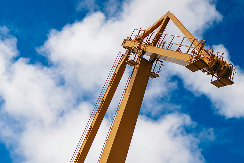 Grúas excavadoras retroexcavadoras maquinaria pesada construcción importación